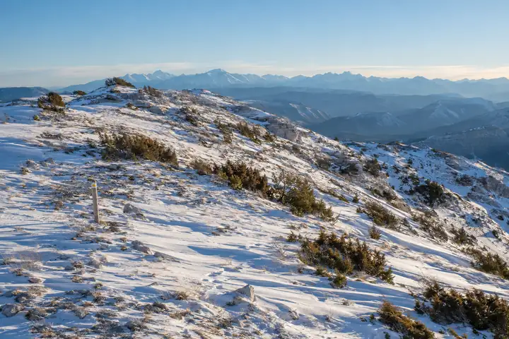 Crête enneigée ouverte dans une lumière hivernale